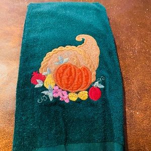 1 Horn Of Plenty Thanksgiving Hand Towel NWOT Never Used.